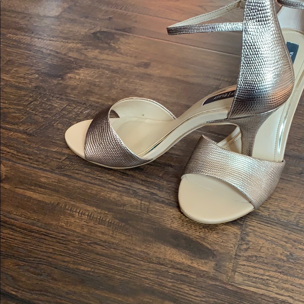 White House Black Market Gorgeous gold heels